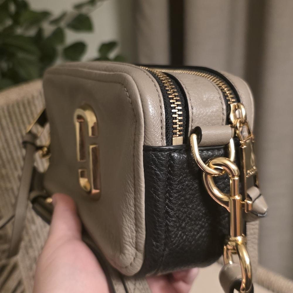 Marc Jacobs Softshot Taupe Black & Gold - Picture 3 of 11